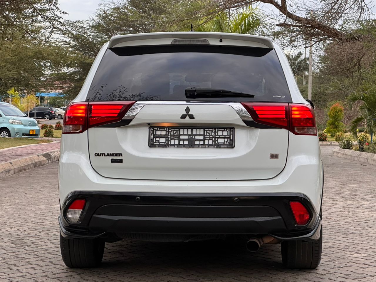 MITSUBISHI OUTLANDER thumbnail 9